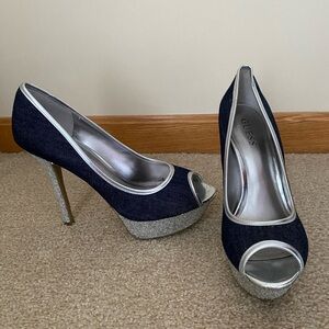 Guess Nanci 2 blue denim and silver glitter platform pumps Sz 8.5